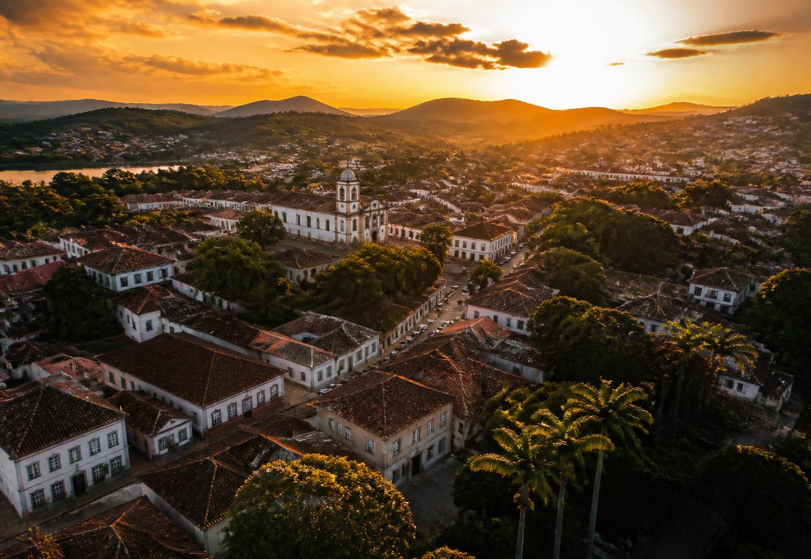 Vista aérea do centro histórico de Amparo ao entardecer